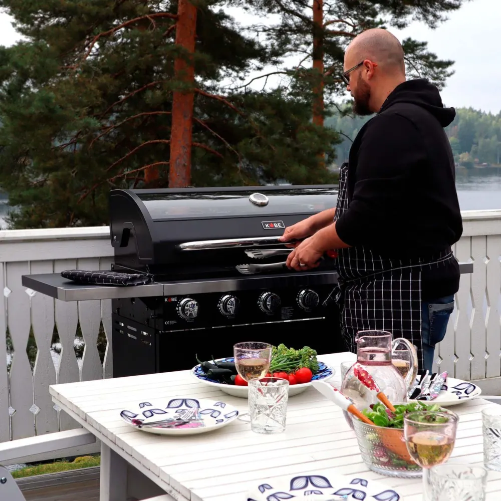Kaasugrilli Black 6 poltinta + sivukeitin Kaasugrillit