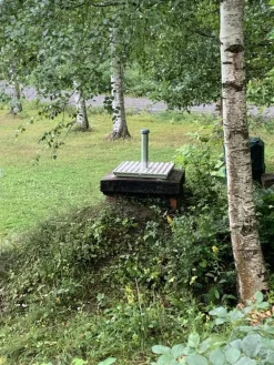 Kaivonkannen alumiininen lukittava huoltoluukku tuuletusputkella 62 x 62 cm*Urjalan Sementtivalimo Discount