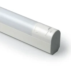Clearance LED-yleisvalaisin Jono AVR66 IP44 977 mm 15W/830 pistorasialla Julkisten Tilojen Valaisimet