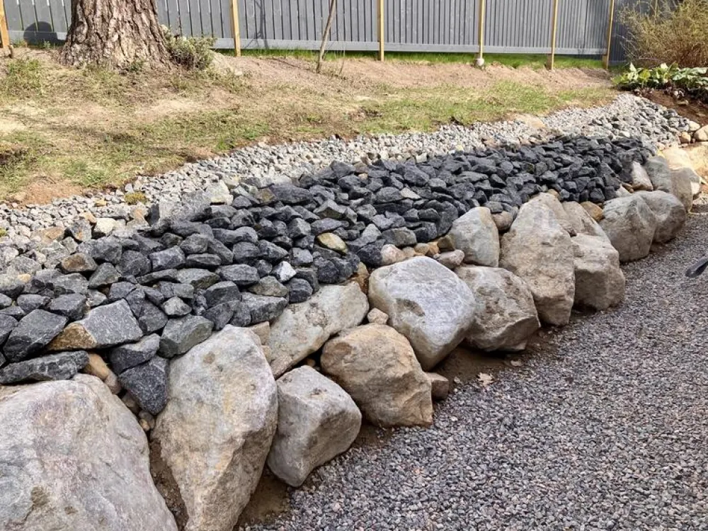 Lohkarekivi 2-10 kg musta 1000 kg/säkki*Rudus Outlet