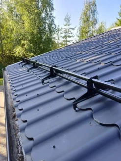Lumiestepaketti , tiilikuvioiduille teräskatoille (Muotokate 350), 3m, 2 lumiesteputkea + asennussarja, eri värejä Kattoturvatuotteet