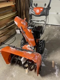 Lumilinko ST 227 sähköstartilla ajovaloilla*Husqvarna Hot