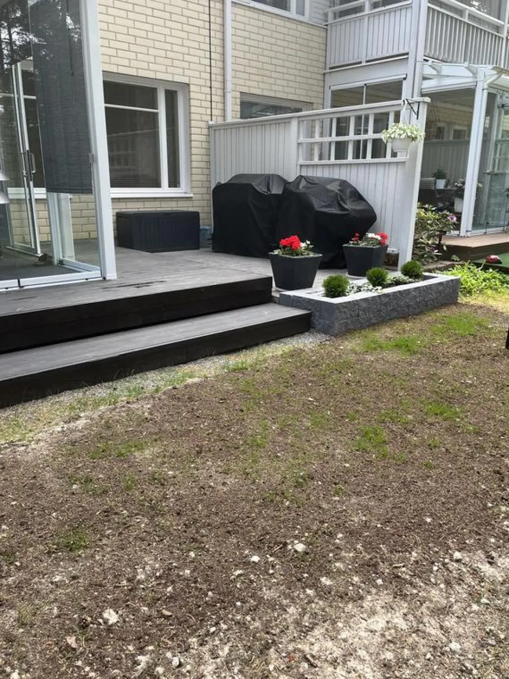Hot Muurikivi Antikko 330x165x165 mm profiloitu musta Muurikivet