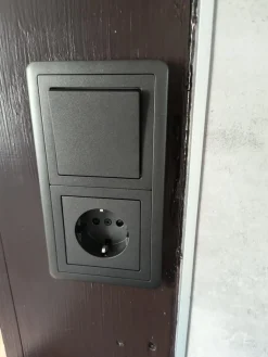 Peitelevy adapterilla ExxactCombi, 2-osainen*Schneider Electric