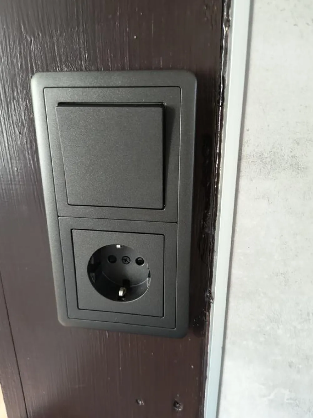Peitelevy adapterilla ExxactCombi, 2-osainen*Schneider Electric