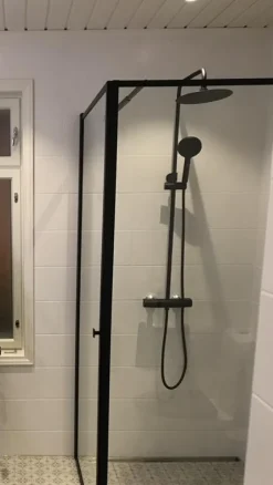 Suihkunurkka Profil seinä 700 mm ovi 1000 mm musta kehys*Bathlife Best
