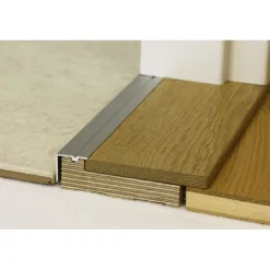 Vedeneristekynnys Pro, 22x92x1010mm M10, tammilakattu, eri kyntekorkoja*Panelia Woods Sale